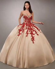 Elegant Sweetheart Quinceañera Dress: Lace Applique & Beading