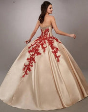 Elegant Sweetheart Quinceañera Dress: Lace Applique & Beading